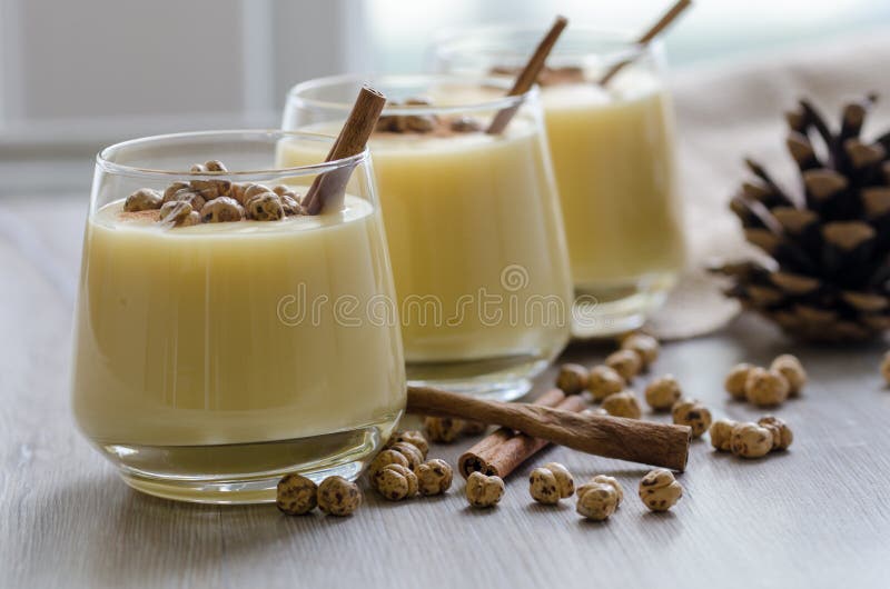 Boza ou Bosa, turco tradicional bebem com grãos-de-bico roasted a fotos de stock royalty free Boza ou Bosa, turco tradicional bebem com grãos-de-bico roasted a fotos de stock royalty free