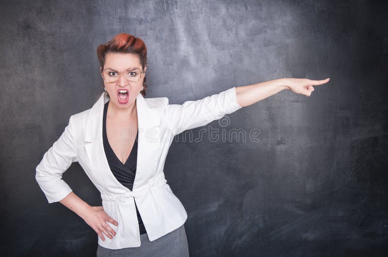 Boze gillende leraar die bord op achtergrond wijzen stock foto's Boze gillende leraar die bord op achtergrond wijzen stock foto's
