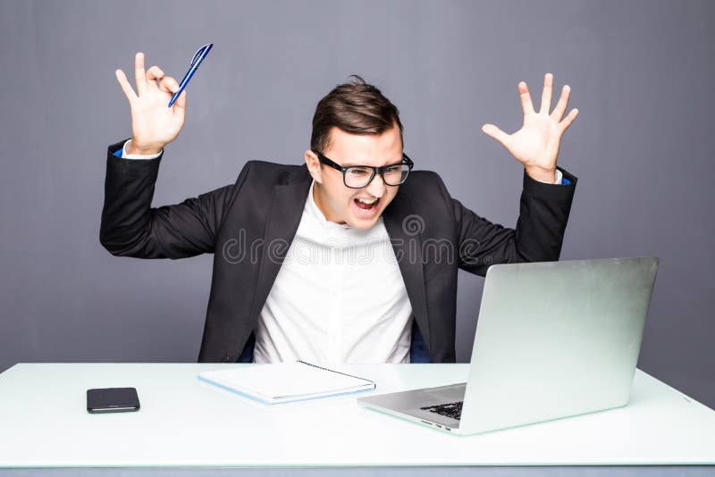 Boze hogere zakenmanzitting bij zijn bureau en het gillen Boze zakenman met teveel werk in bureau Beklemtoond knap youn royalty-vrije stock foto Boze hogere zakenmanzitting bij zijn bureau en het gillen Boze zakenman met teveel werk in bureau Beklemtoond knap youn royalty-vrije stock foto