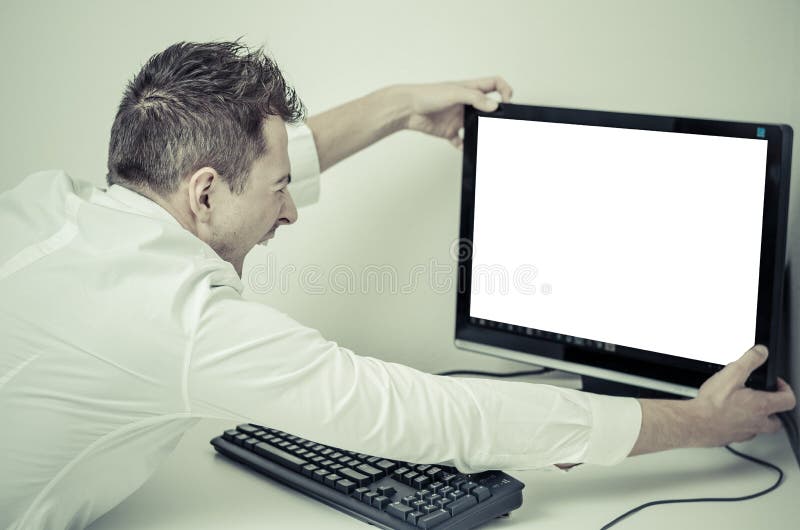 Boze mens die zijn computer met het wit scherm grijpt stock fotografie Boze mens die zijn computer met het wit scherm grijpt stock fotografie