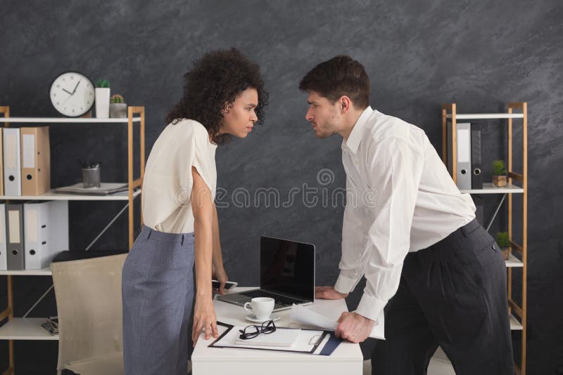 Boze mensen die elkaar tijdens conflict bekijken royalty-vrije stock foto Boze mensen die elkaar tijdens conflict bekijken royalty-vrije stock foto
