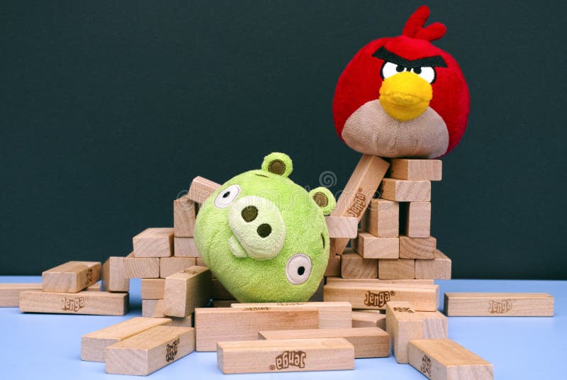 Boze Vogel versus Slechte Piggies met zachte speelgoed en Jenga-bakstenen