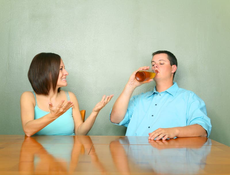 Boze Vrouw naar Haar Dronken Echtgenoot royalty-vrije stock afbeelding