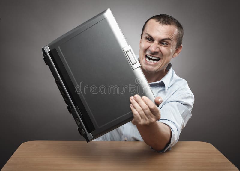 Boze zakenman die zijn laptop breekt royalty-vrije stock foto's Boze zakenman die zijn laptop breekt royalty-vrije stock foto's