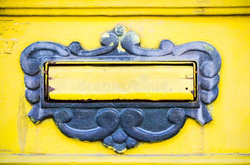 Boîte aux lettres Portes de vieille boîte aux lettres jaune photo libre de droits Boîte aux lettres Portes de vieille boîte aux lettres jaune photo libre de droits
