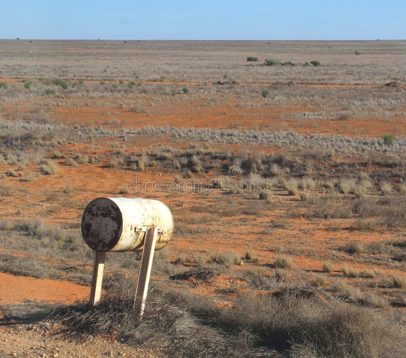 Une boîte aux lettres rétro sur la plaine désolée de Nullarbor, Perth, Australie photo stock