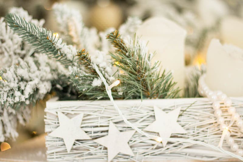 Boîte blanche de Noël avec bougies, jouets de Noël et branches d'arbres de Noël sur une étagère photographie stock libre de droits Boîte blanche de Noël avec bougies, jouets de Noël et branches d'arbres de Noël sur une étagère photographie stock libre de droits