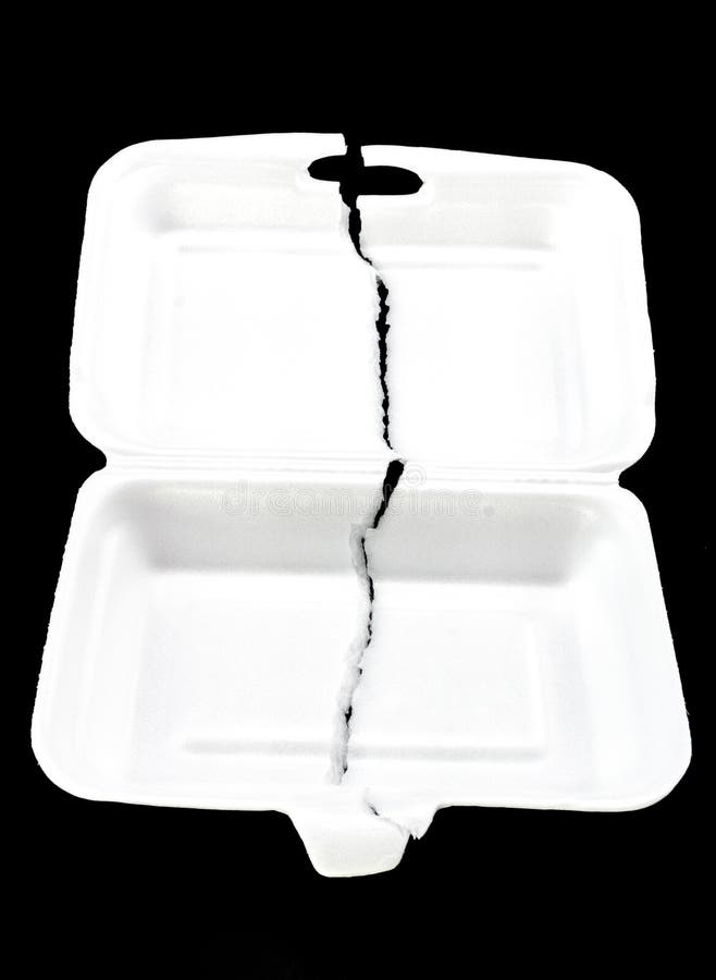 Boîte blanche déchirée de mousse de styrol sur le fond noir photos libres de droits Boîte blanche déchirée de mousse de styrol sur le fond noir photos libres de droits