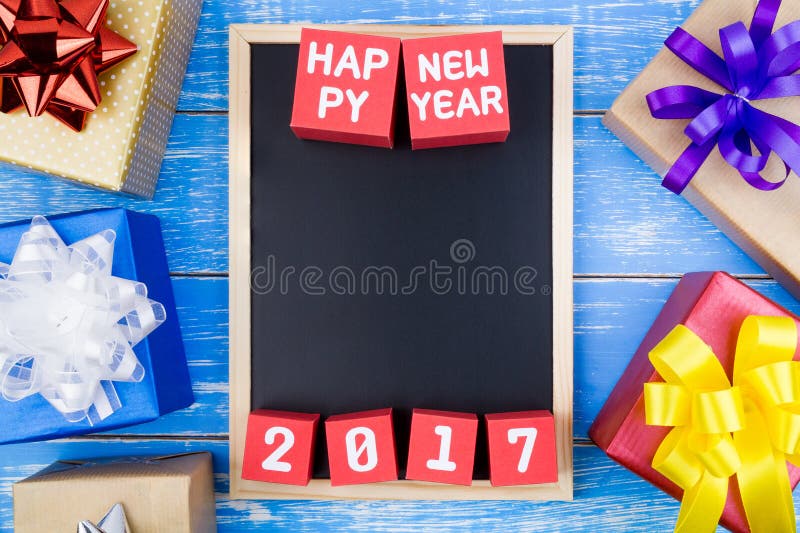 Boîte-cadeau actuel, nombre de tableau noir et de bonne année 2017 sur r image stock Boîte-cadeau actuel, nombre de tableau noir et de bonne année 2017 sur r image stock