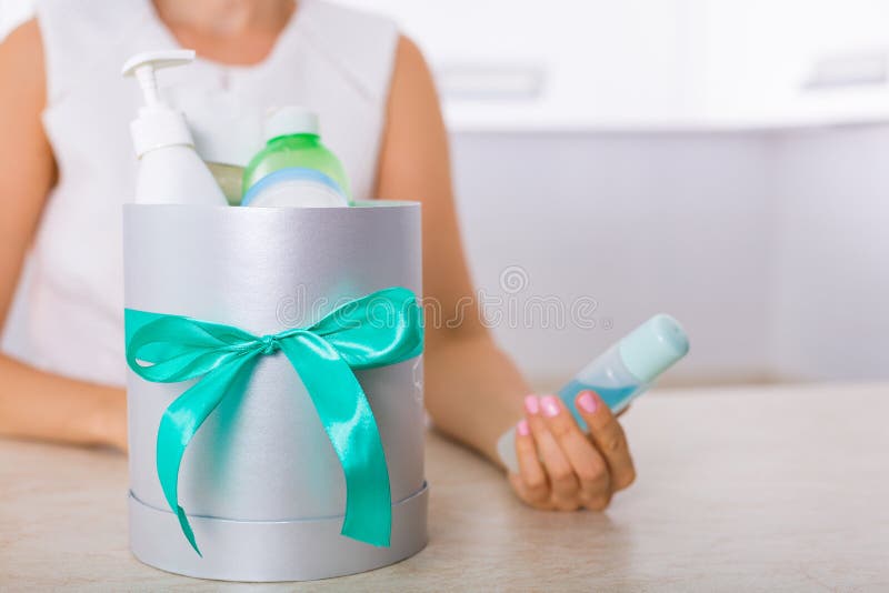 Boîte-cadeau avec des cosmétiques photographie stock Boîte-cadeau avec des cosmétiques photographie stock