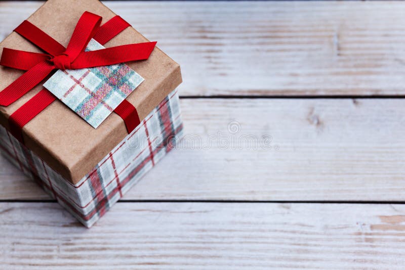 Boîte-cadeau chic de Noël sur un fond en bois avec l'espace de copie du côté droit, concept de vacances de saison photo libre de droits Boîte-cadeau chic de Noël sur un fond en bois avec l'espace de copie du côté droit, concept de vacances de saison photo libre de droits