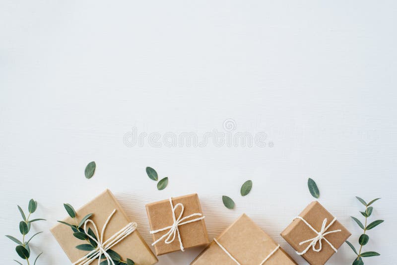 Boîte-cadeau de métier sur le fond blanc photo libre de droits Boîte-cadeau de métier sur le fond blanc photo libre de droits
