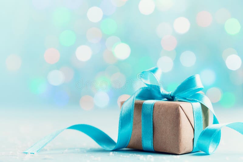 Boîte-cadeau de Noël sur le fond bleu de bokeh Carte de voeux de vacances