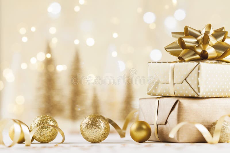 Boîte-cadeau de Noël sur le fond d'or de bokeh Carte de voeux de vacances