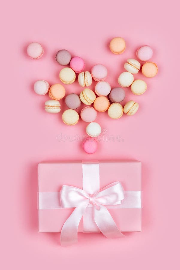 Boîte-cadeau et macarons sur le fond rose photographie stock Boîte-cadeau et macarons sur le fond rose photographie stock