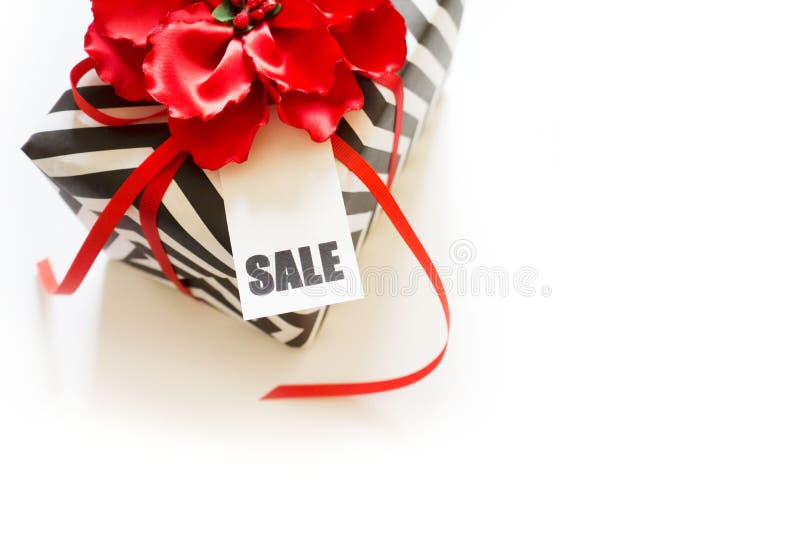 Boîte-cadeau noir et blanc Une bande de zigzag Ruban rouge et écoulement image stock Boîte-cadeau noir et blanc Une bande de zigzag Ruban rouge et écoulement image stock