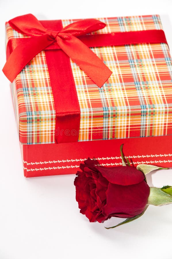 Boîte-cadeau rouge avec la rose de rouge images libres de droits Boîte-cadeau rouge avec la rose de rouge images libres de droits