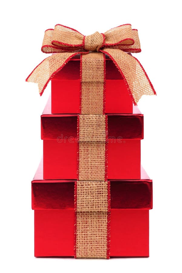 Boîte-cadeau rouges empilés avec l'arc et le ruban rustiques de toile de jute image libre de droits Boîte-cadeau rouges empilés avec l'arc et le ruban rustiques de toile de jute image libre de droits
