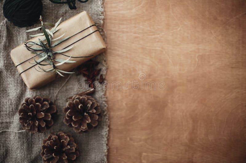 Boîte-cadeau rustique élégant avec les branches vertes de branche et de sapin, anis photos stock Boîte-cadeau rustique élégant avec les branches vertes de branche et de sapin, anis photos stock