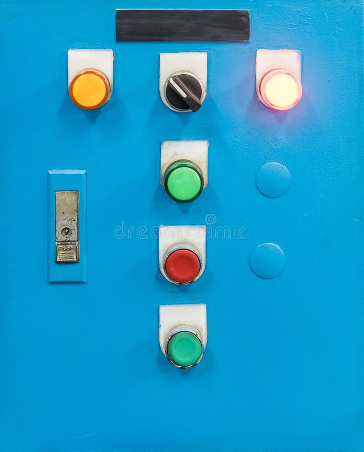 Boîte de contrôle électrique avec le bouton de commutateur photo libre de droits Boîte de contrôle électrique avec le bouton de commutateur photo libre de droits