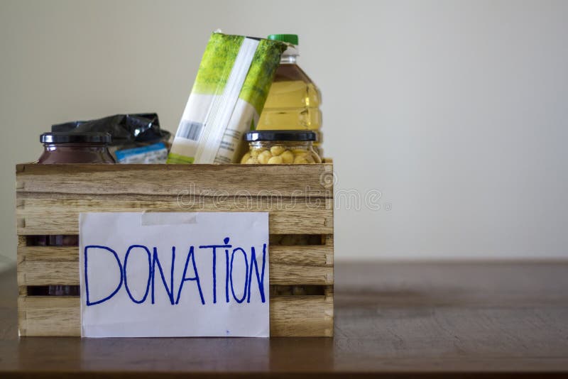 Boîte de donation avec la nourriture photos stock Boîte de donation avec la nourriture photos stock