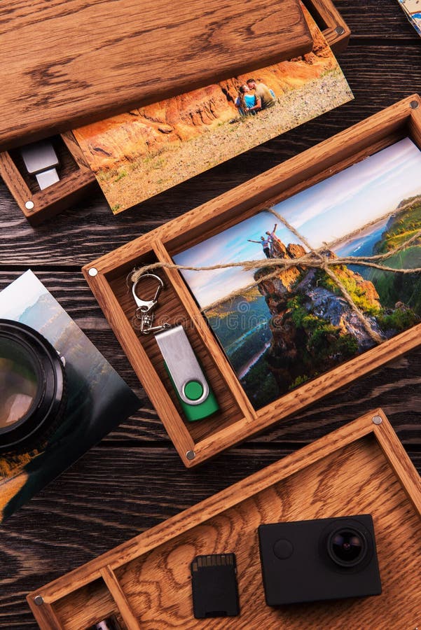 Boîte en bois de photo avec la photo du voyage photographie stock Boîte en bois de photo avec la photo du voyage photographie stock