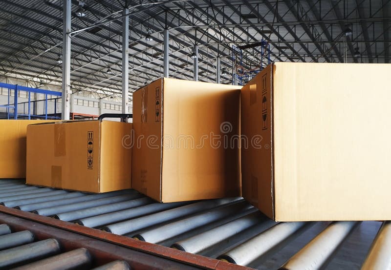 Boîtes de paquet correspondant sur la bande transporteuse à l'entrepôt