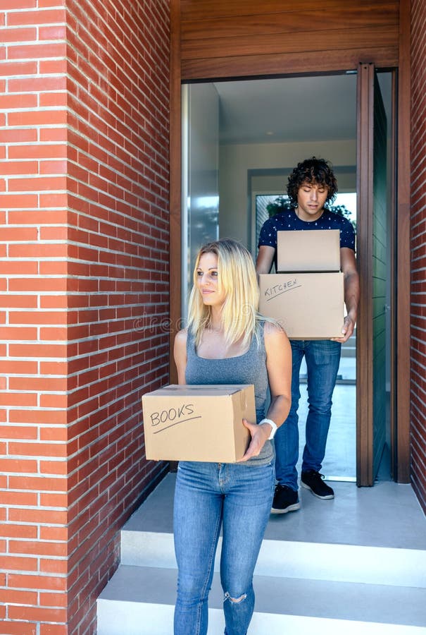 Boîtes en carton de transport en mouvement de couples photos stock Boîtes en carton de transport en mouvement de couples photos stock