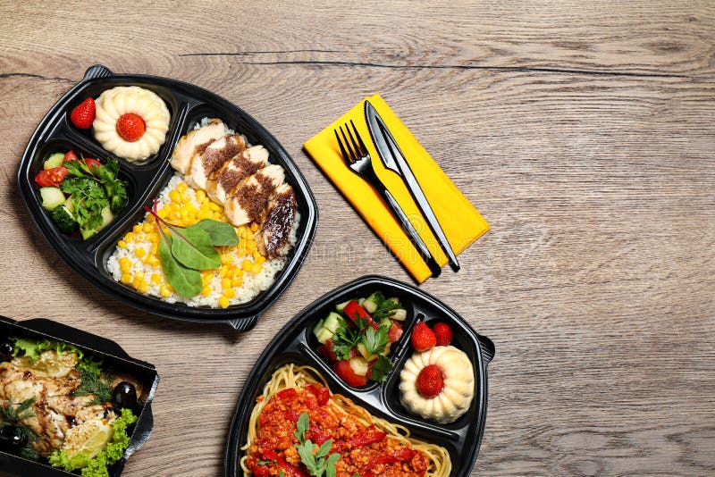 Boîtes à manger avec différents repas sur table en bois Alimentation saine image stock Boîtes à manger avec différents repas sur table en bois Alimentation saine image stock