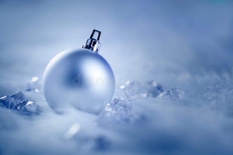 Boże Narodzenia osrebrzają bauble na futerka śniegu i lodzie
