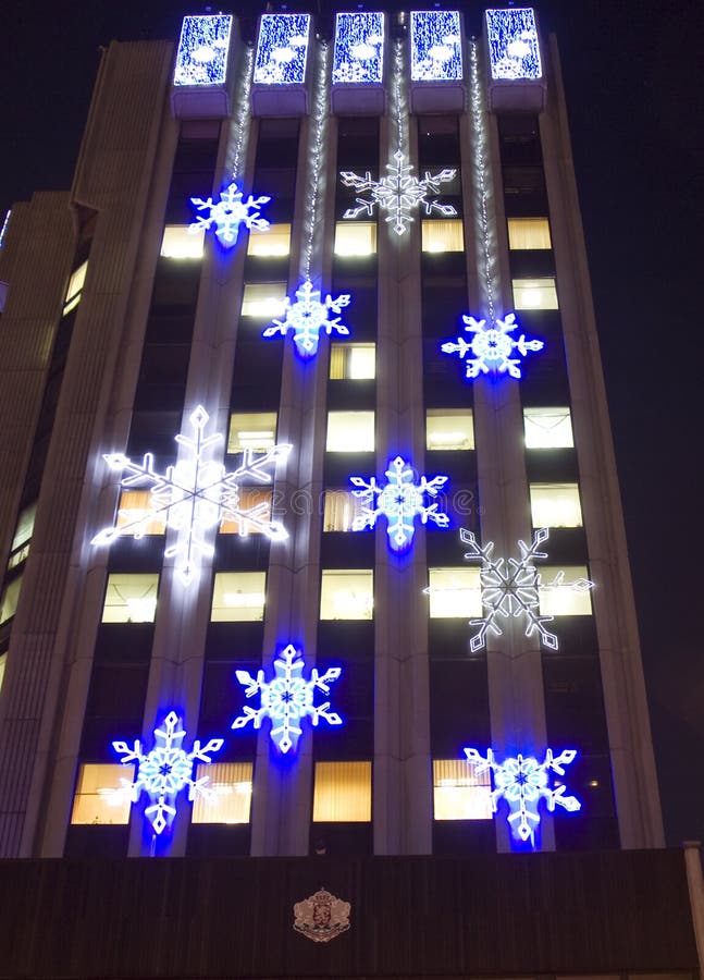 Boże Narodzenia w Varna. VARNA BUŁGARIA, GRUDZIEŃ, - 12, 2015: elektryczni płatki śniegu - iluminacje dla bożych narodzeń i nowego roku wakacji na budynku miasto administracja na bulwaru Maria ulicie