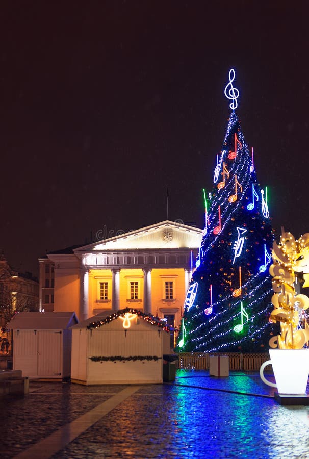 Boże Narodzenia Wprowadzać na rynek iluminację przy nocą obraz stock Boże Narodzenia Wprowadzać na rynek iluminację przy nocą obraz stock