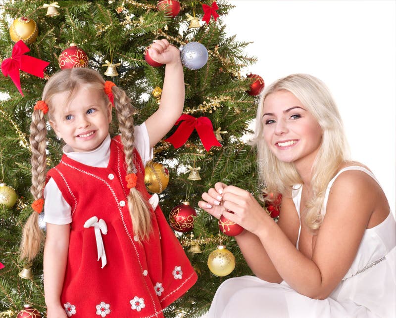 boże narodzenie córka dekoruje mum drzewa zdjęcie stock boże narodzenie córka dekoruje mum drzewa zdjęcie stock
