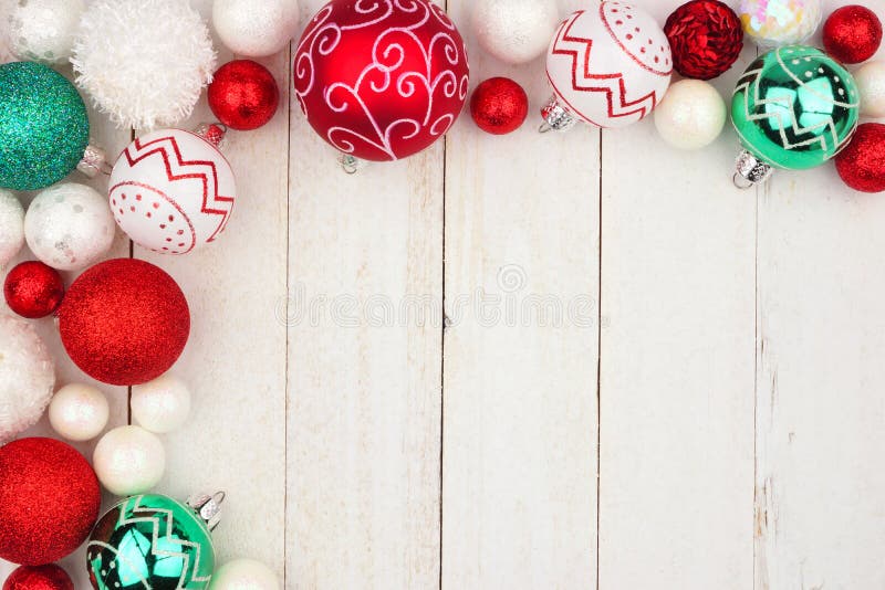 Boże Narodzenie kąta granica na białym drewnie czerwieni, zieleni i bielu ornamenty