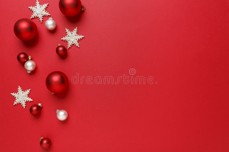 Boże Narodzenie ornamentów dekoracj tło Klasyczne czerwieni i bielu baubles szklane piłki z giltter płatków śniegu horyzontalną g zdjęcia stock Boże Narodzenie ornamentów dekoracj tło Klasyczne czerwieni i bielu baubles szklane piłki z giltter płatków śniegu horyzontalną g zdjęcia stock