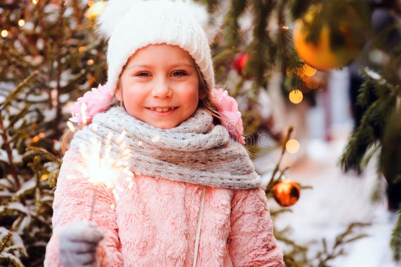 boże narodzenie portret szczęśliwego dziecko dziewczyny mienia płonący sparkler lub fajerwerk plenerowy fotografia royalty free boże narodzenie portret szczęśliwego dziecko dziewczyny mienia płonący sparkler lub fajerwerk plenerowy fotografia royalty free
