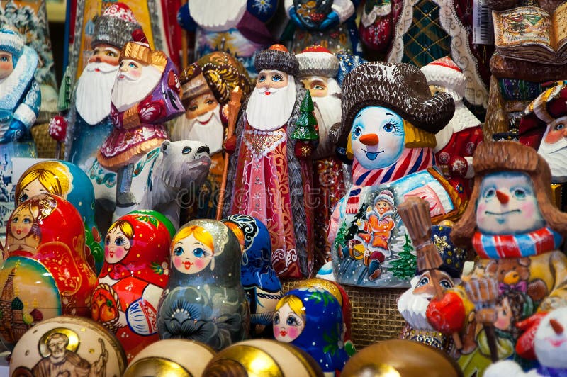 Boże Narodzenie rynek w placu czerwonym, Moskwa Sprzedaż zabawek, sławnych i popularnych baśniowi charaktery, figurki zdjęcie stock Boże Narodzenie rynek w placu czerwonym, Moskwa Sprzedaż zabawek, sławnych i popularnych baśniowi charaktery, figurki zdjęcie stock