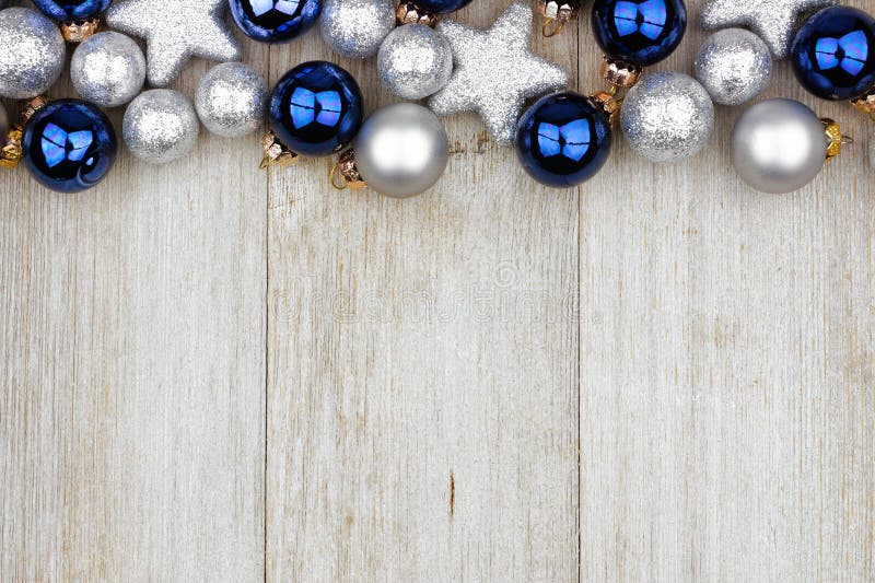 Boże Narodzenie wierzchołka granica błękita i srebra ornamenty na szarym drewnie