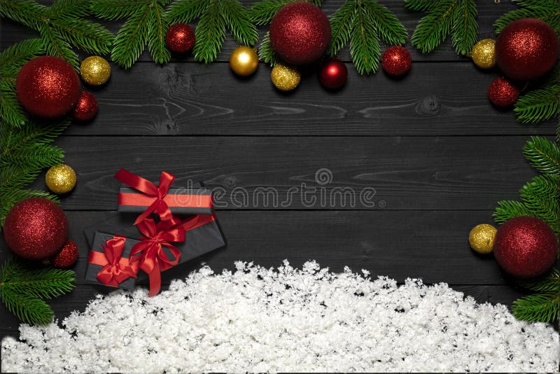 Bożenarodzeniowa pojęcie dekoracja z śniegiem, xmas prezenta pudełka z czerwonym faborkiem, nowy rok piłki, jodła rozgałęzia się zdjęcie royalty free Bożenarodzeniowa pojęcie dekoracja z śniegiem, xmas prezenta pudełka z czerwonym faborkiem, nowy rok piłki, jodła rozgałęzia się zdjęcie royalty free