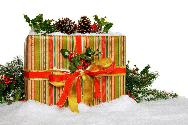 Bożenarodzeniowa teraźniejszość z holly na bielu zdjęcia royalty free Bożenarodzeniowa teraźniejszość z holly na bielu zdjęcia royalty free