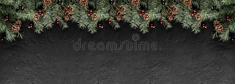 Bożenarodzeniowe jodeł gałąź z sosną konusują na ciemnego czerni tle Xmas i Szczęśliwa nowy rok karta, bokeh, iskrzący, jarzący s obrazy stock