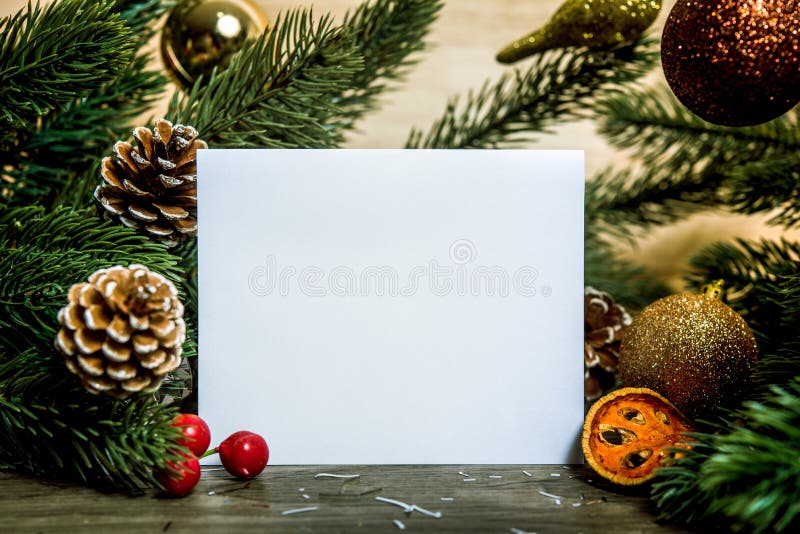 Bożenarodzeniowego wakacyjnego powitania karcianego projekta papierowy mockup z decorat zdjęcie royalty free