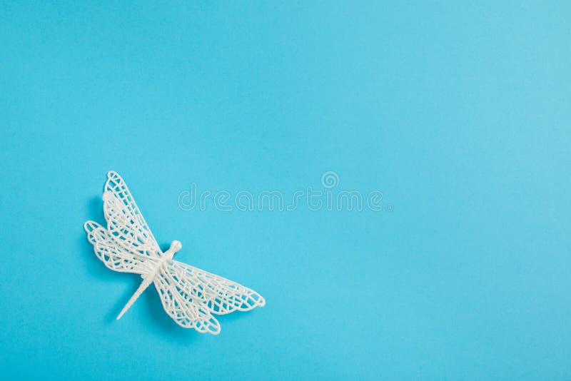 Bożenarodzeniowej dekoracji biali dragonflies na błękitnym tle zdjęcie royalty free Bożenarodzeniowej dekoracji biali dragonflies na błękitnym tle zdjęcie royalty free