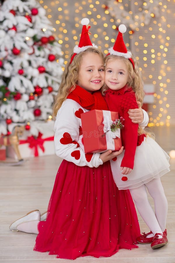 Bożenarodzeniowy portret dwa beautyful ślicznej dziewczyny Uśmiecha się siostra przyjaciół i xmas luksusu zieleni białego drzewa obraz stock Bożenarodzeniowy portret dwa beautyful ślicznej dziewczyny Uśmiecha się siostra przyjaciół i xmas luksusu zieleni białego drzewa obraz stock