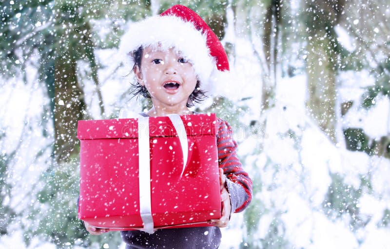 Bożenarodzeniowy prezent Santa dziewczyną w zima śniegu zdjęcie royalty free Bożenarodzeniowy prezent Santa dziewczyną w zima śniegu zdjęcie royalty free