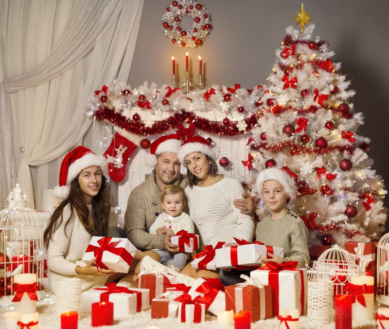 Bożenarodzeniowy Rodzinny portret, Wakacyjny Xmas drzewo, Przedstawia prezenty zdjęcie royalty free Bożenarodzeniowy Rodzinny portret, Wakacyjny Xmas drzewo, Przedstawia prezenty zdjęcie royalty free