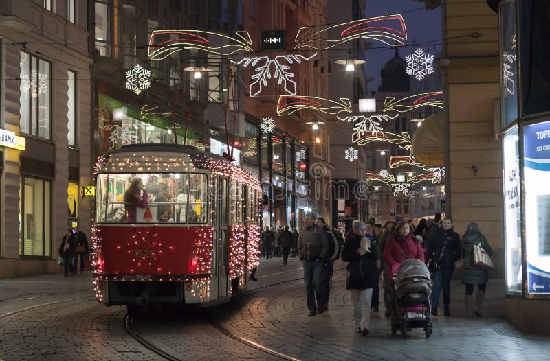 Bożenarodzeniowy tramwaj przy Masaryk ulicą w Brno obrazy stock Bożenarodzeniowy tramwaj przy Masaryk ulicą w Brno obrazy stock