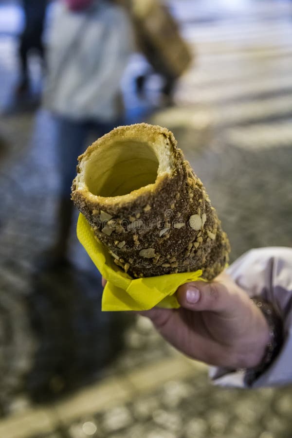 Bożenarodzeniowy trdelnik w ręce w górę Praga, republika czech zdjęcie stock Bożenarodzeniowy trdelnik w ręce w górę Praga, republika czech zdjęcie stock
