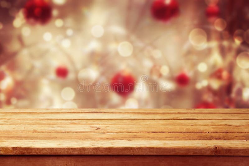 Bożenarodzeniowy wakacyjny tło z pustym drewnianym pokładu stołem nad zimy bokeh Przygotowywający dla produktu montażu obraz stock