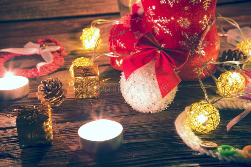 Bożonarodzeniowe światła i dekoracje nad drewnianym tłem Nowy Rok Baubles nad starym drewno stołem ścinku dekoraci rogaczy odosob obraz stock Bożonarodzeniowe światła i dekoracje nad drewnianym tłem Nowy Rok Baubles nad starym drewno stołem ścinku dekoraci rogaczy odosob obraz stock
